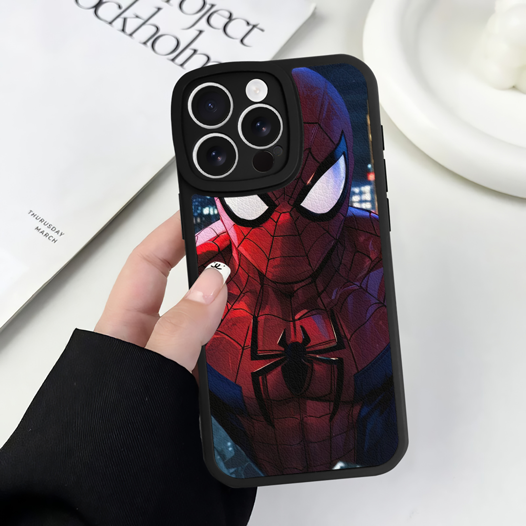 （画像用） Spider Man スパイダーマン 【iPhone 16シリーズ対応】シリコンスマホケース（レザー調） 材質：シリコン